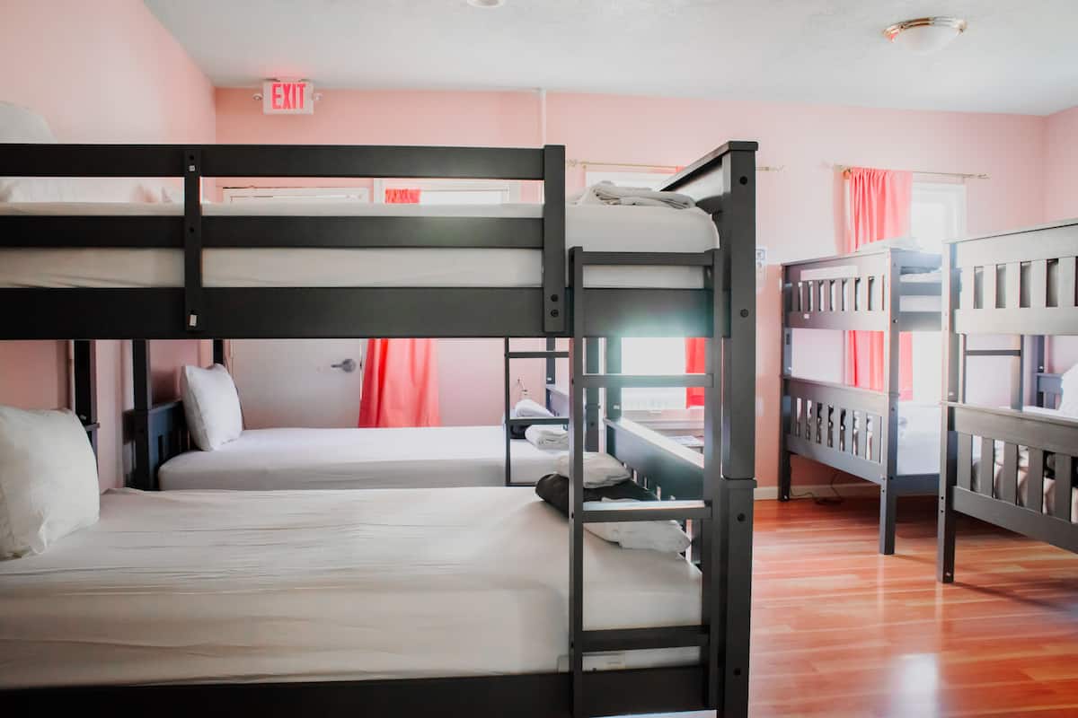 Dormitorio compartido estándar, solo para mujeres, para no fumadores (Room Sleeps 8) | Tabla de planchar con plancha, wifi gratis y ropa de cama