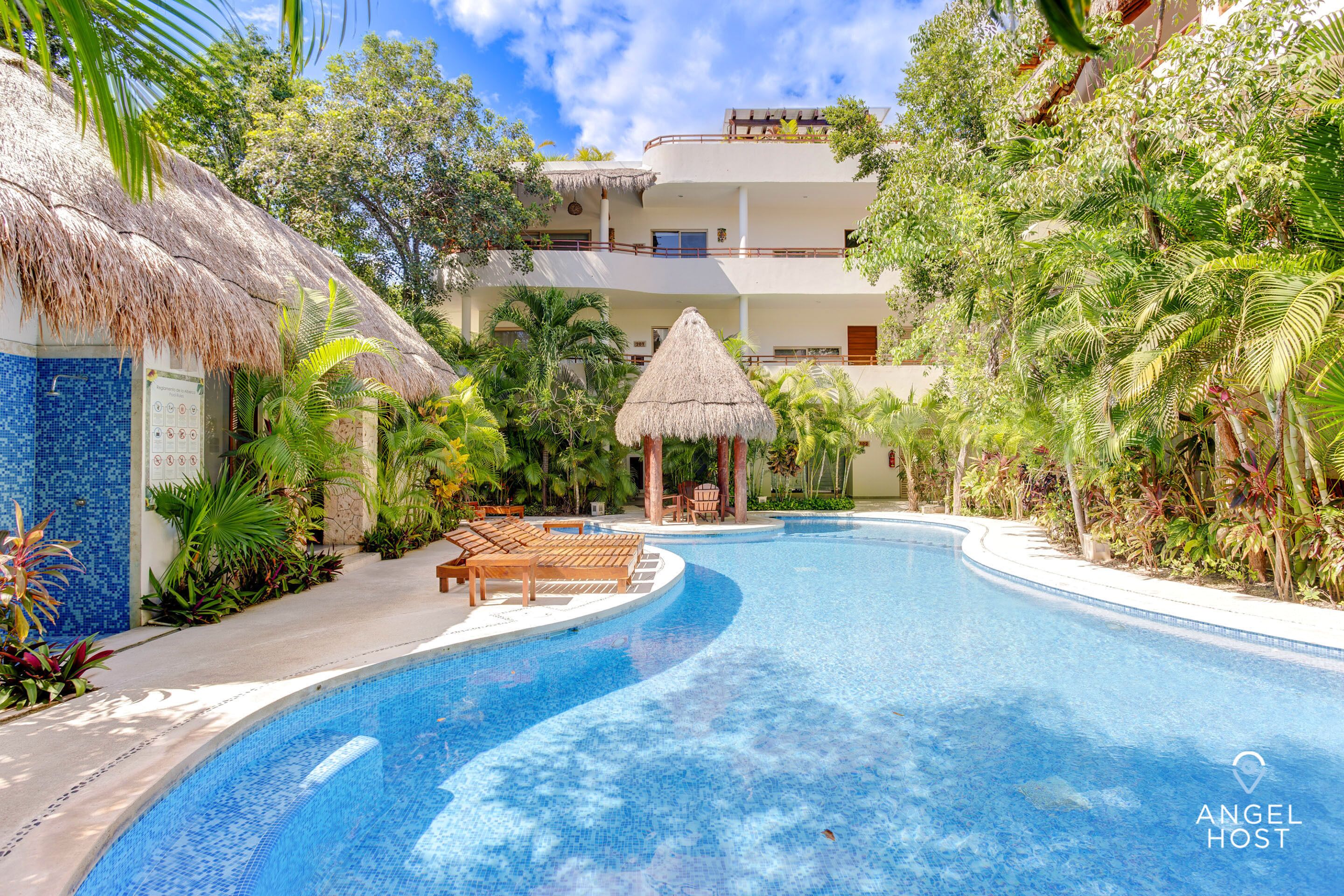 حمّام سباحة خارجي، مقاعد للتشمس