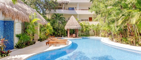 حمّام سباحة خارجي، مقاعد للتشمس