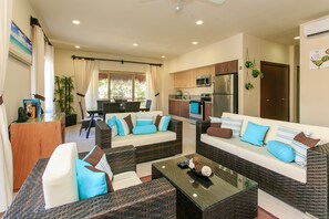 公寓, 1 間臥室, 露台, 泳池景 | 客廳 | 智能電視