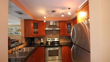 Full-sized fridge, microwave, oven, stovetop