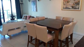 Townhome, 2 Bedrooms (2,5 Bathrooms) | In-room dining