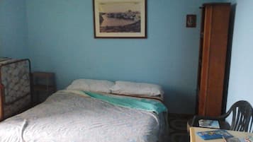 Double Room, Shared Bathroom | Meja, seterika/papan seterika, katil lipat simpan/tambahan 