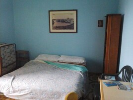 Tek Büyük Yataklı Oda, Ortak Banyo | Masa, ütü/ütü masası, portatif/ilave yatak, ücretsiz kablosuz İnternet