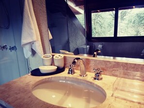 Apartment | Bathroom | Shower, hair dryer, towels