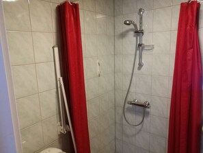 Kamar Double atau Twin, kamar mandi pribadi | Kamar mandi | Shower, pengering rambut,  dan handuk