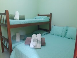 Quarto casal, 1 cama de casal, para não fumantes | Frigobar, Wi-Fi de cortesia