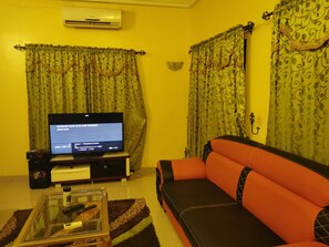 Appartement Classique, 2 chambres | Coin séjour | Télévision à écran plat de 42 pouces avec chaßnes par cùble, télévision