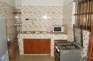 Full-sized fridge, microwave, oven, stovetop