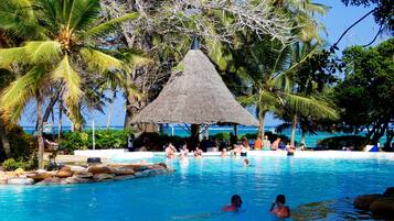 Una piscina al aire libre