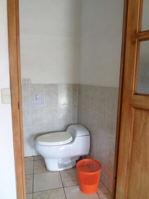 經典四人房, 2 張標準雙人床, 非吸煙房 | 浴室 | 淋浴設備、免費盥洗用品、毛巾