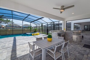 Outdoor dining - Amazing Home! Each Room w/ En Suite Bath- Near WDW- Theater Room w/wet bar (Kissimmee)