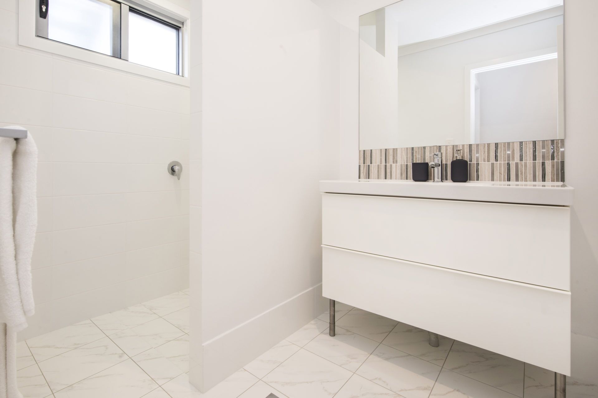 Superb Dual Keyed Home with Stunning Ocean Views just 300 Metres to Beach — image 18