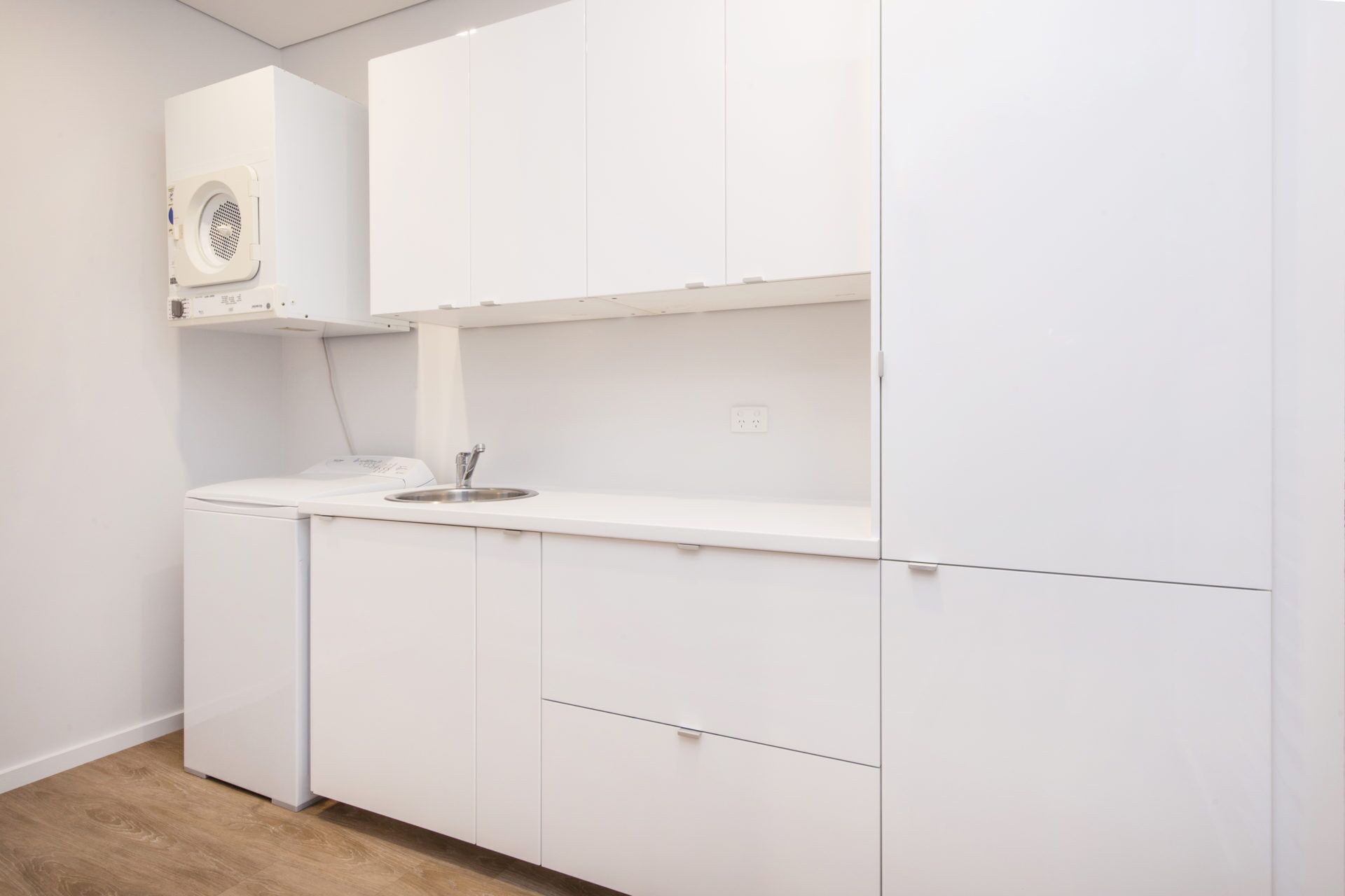 Superb Dual Keyed Home with Stunning Ocean Views just 300 Metres to Beach — image 7