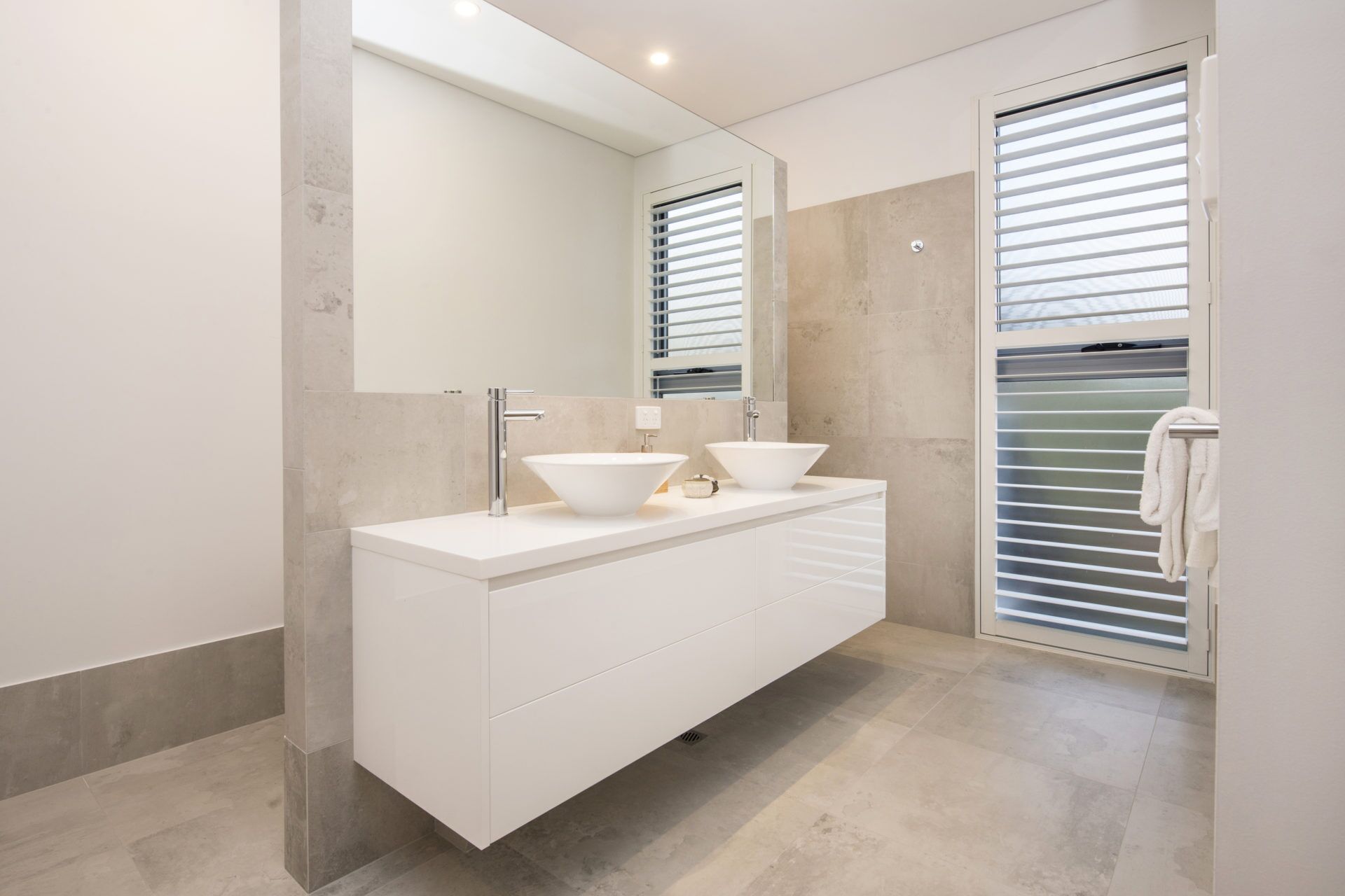 Superb Dual Keyed Home with Stunning Ocean Views just 300 Metres to Beach — image 11