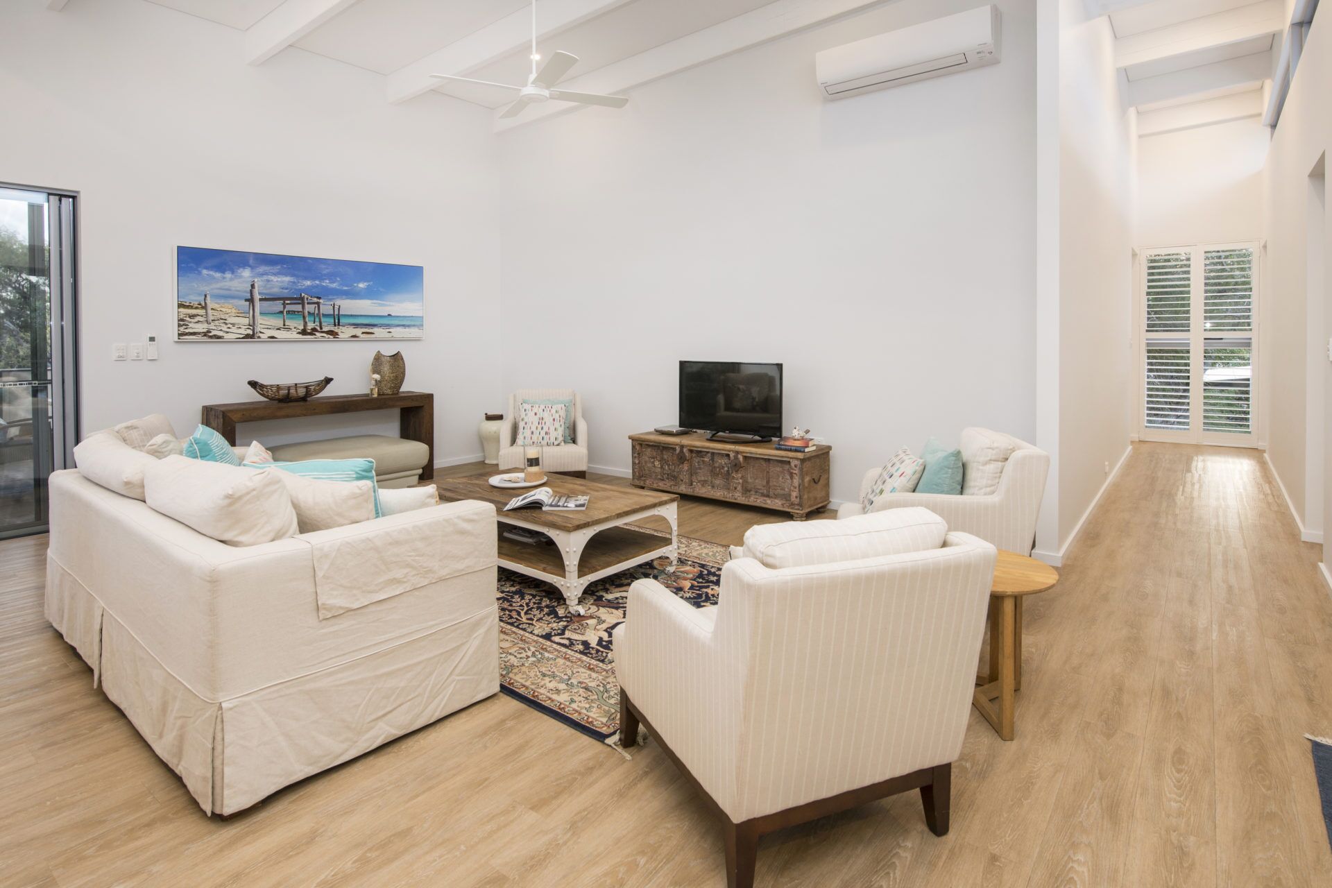 Superb Dual Keyed Home with Stunning Ocean Views just 300 Metres to Beach — image 4