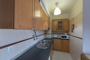 Fridge, microwave, oven, coffee/tea maker