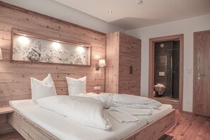 5 bedrooms, travel crib, internet, bed sheets - St. Anton am Arlberg Chalet - Riffler Lodge - 5 bedrooms w/fireplace and sauna (Pettneu am Arlberg)