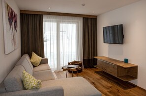 TV, fireplace, stereo