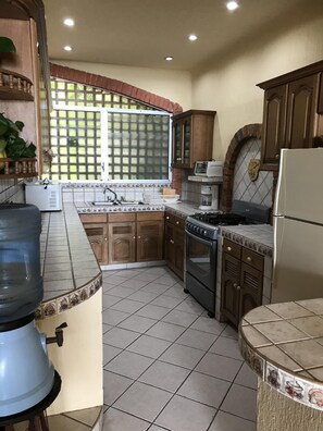 Refrigerador, microondas, horno y lavavajillas 