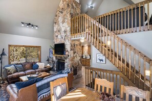 Smart TV, caminetto, lettore DVD, tavolo da ping pong