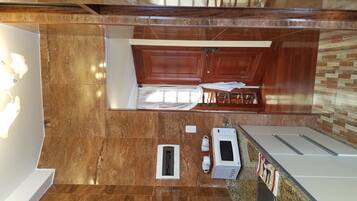 Frigorífico, microondas, placa de cocina y cafetera o tetera