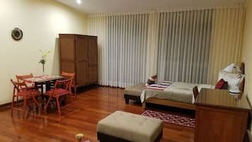 1 dormitorio, caja fuerte, escritorio y tabla de planchar con plancha