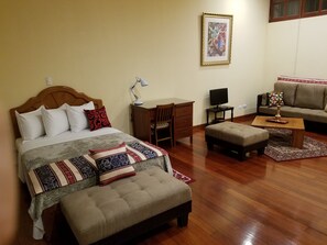 1 habitación, caja de seguridad en la habitación y escritorio 