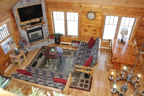 Smart TV, chimenea, reproductor de DVD, libros