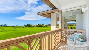 Een balkon met uitzicht op een golfbaan.