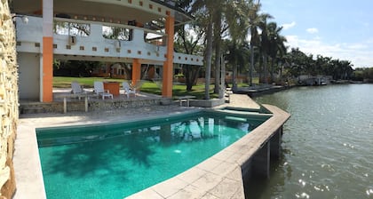 4 Bedroom House with Lagoon view in private division
