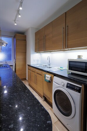 Jääkaappi, mikroaaltouuni, uuni, liesi