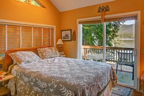 1 bedroom, iron/ironing board, bed sheets - Lake Wenatchee Getaway - Lakefront Weekend Hideout (Leavenworth Area)