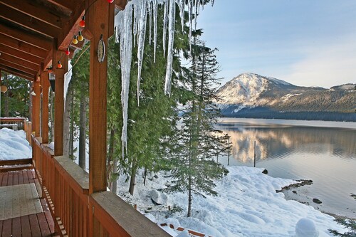 Lake Wenatchee Getaway - Lakefront Weekend Hideout