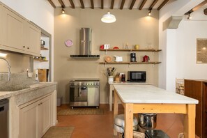 Fridge, oven, stovetop, dishwasher