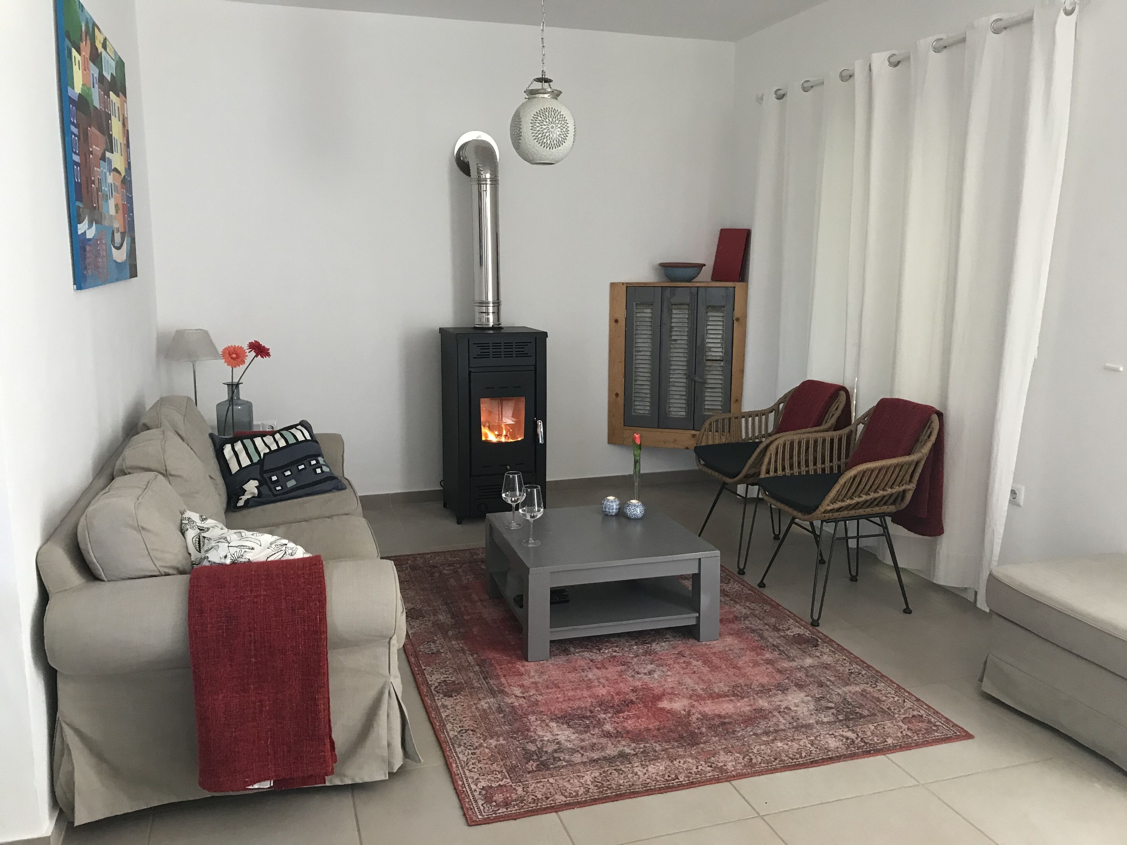 TV, fireplace