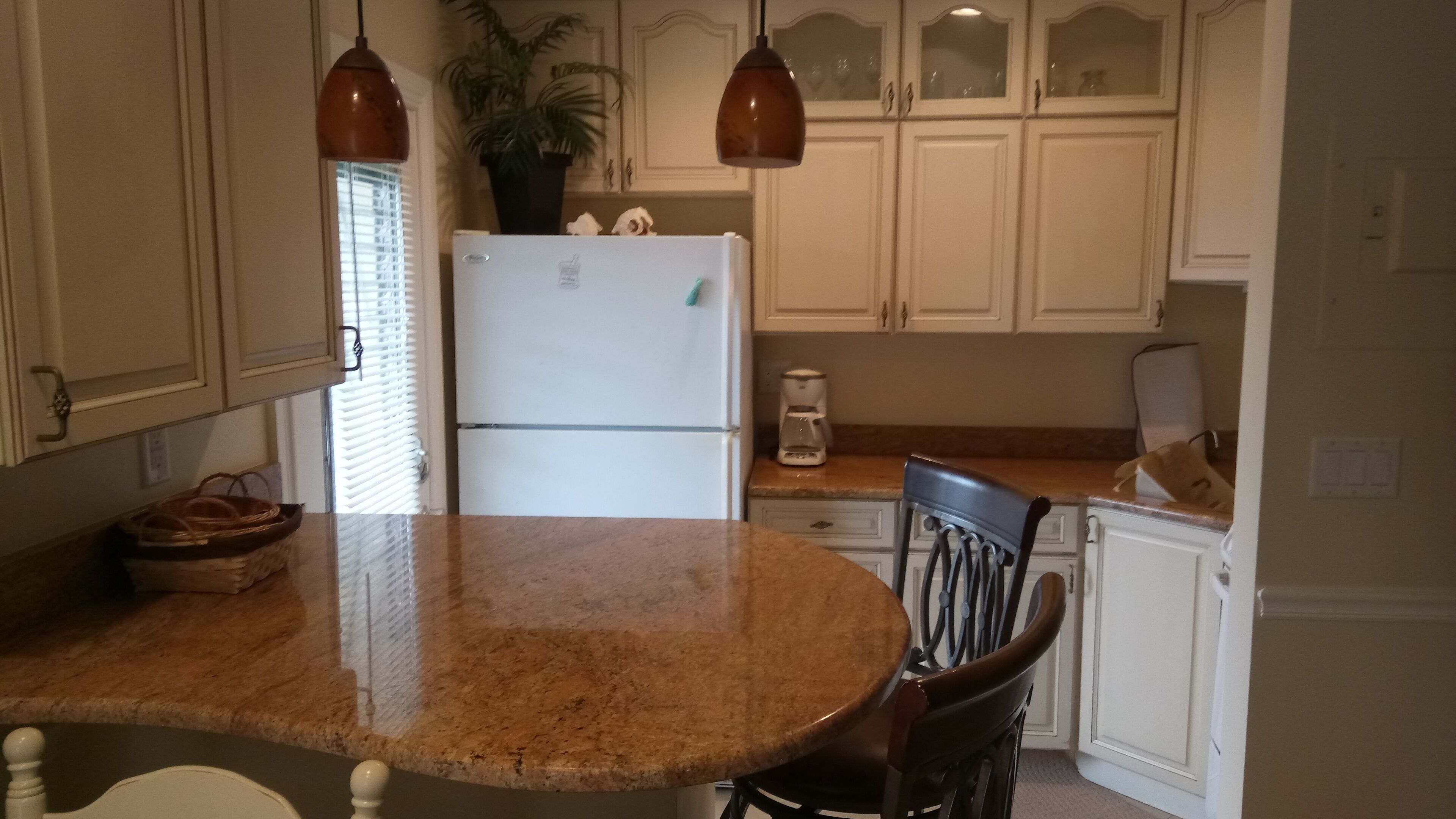 Kühlschrank, Mikrowelle, Ofen, Wasserkocher mit Kaffee-/Teezubehör