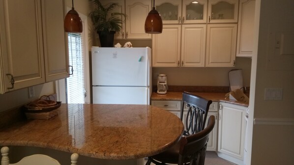 Jääkaappi, mikroaaltouuni, uuni, kahvin-/teenkeitin