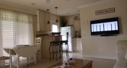Marco Island - Confortable 2 Bedroom Corner Apartment