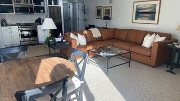 TV connectée, cheminée, livres