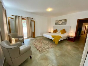 7 bedrooms, iron/ironing board, WiFi, bed sheets