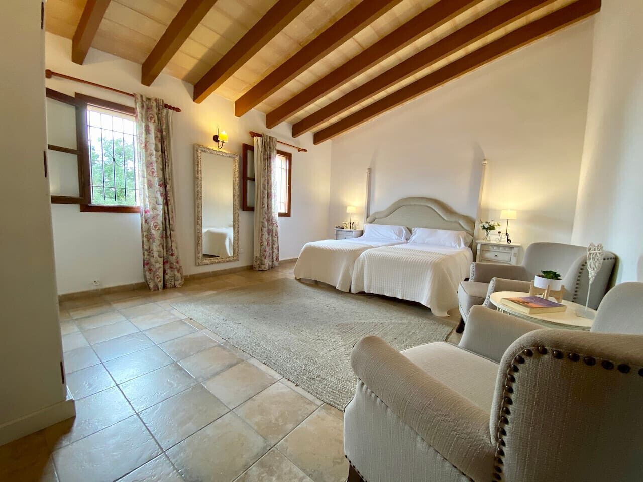 7 habitaciones, tabla de planchar con plancha, wifi y ropa de cama 