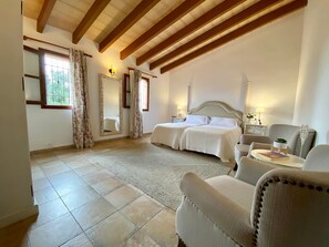 7 habitaciones, tabla de planchar con plancha, wifi y ropa de cama 