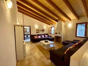 Televisión, reproductor de DVD, tenis de mesa y estéreo 