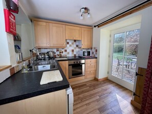 Kylskåp, mikrovågsugn, ugn och spishäll