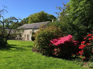 Exterior - Holly Cottage is ideal for families of 4, with outdoor seating (Taynuilt)