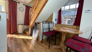 Dining - Holly Cottage is ideal for families of 4, with outdoor seating (Taynuilt)