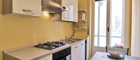 Kühlschrank, Ofen, Herdplatte, Kochgeschirr/Geschirr/Besteck