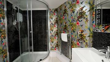 Combined shower/bathtub, hair dryer, towels, soap