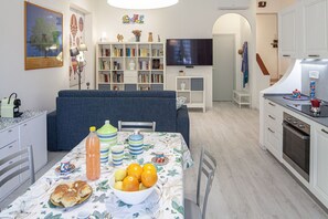 Fridge, microwave, oven, stovetop - Casa Mary - For 4 people, in centre, 5 minutes from beach and station to Cinque Terre (Levanto)
